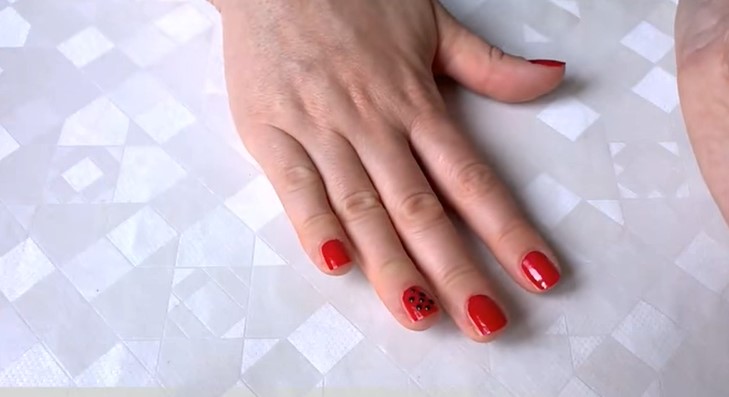 red nail designs: if you are into short nails, then short red nail designs are for you
